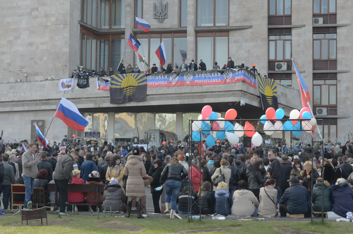 Митинг возле захваченного здания Донецкой ОГА, проходивший 7 апреля 2014 года. Фото: Wikimedia Commons , CC BY-SA 3.0