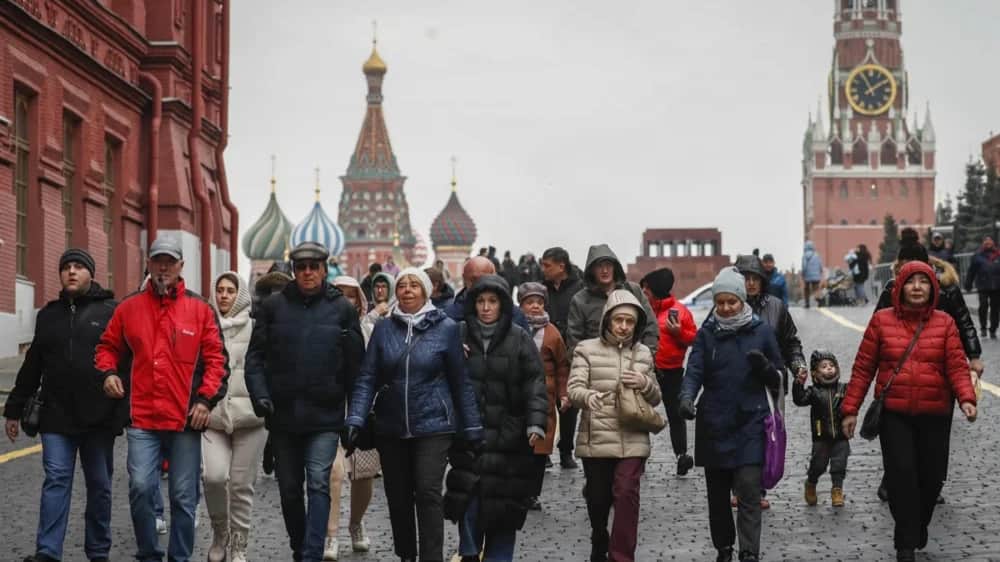 Tourists walk Red Square. Photo: EPA-EFE/YURI KOCHETKOV