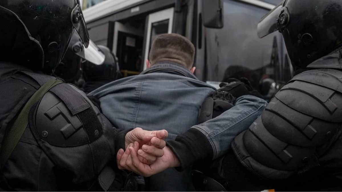 Задержание на митинге против заключения в тюрьму Алексея Навального, 23 апреля 2021 года. Фото: Новая Газета Европа
