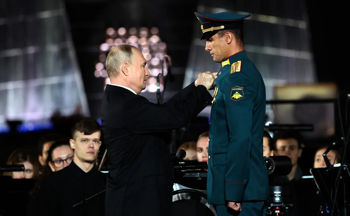 Владимир Путин во время награждения военных на церемонии в честь 80-летия битвы на Курской дуге. Фото: Kremlin.ru