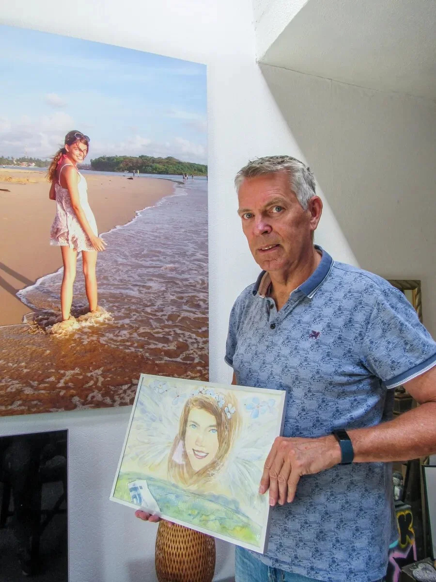 Hans de Borst near the portrait of his deceased daughter, holding “Russian Elsemiek” in his hands. Photo: Ekaterina Glikman