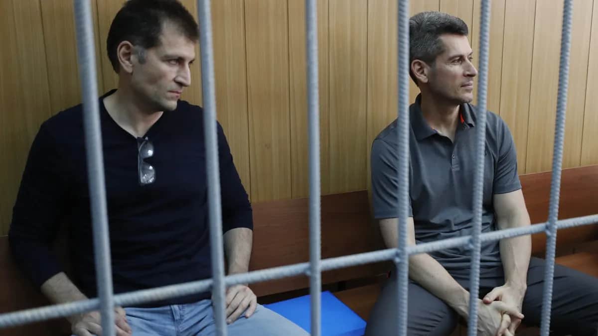 Магомед Магомедов (слева) и Зиявудин Магомедов (справа) в камере предварительного заключения перед слушанием в Мосгорсуде. Москва, 01 августа 2018 г. Фото: EPA-EFE/MAXIM SHIPENKOV