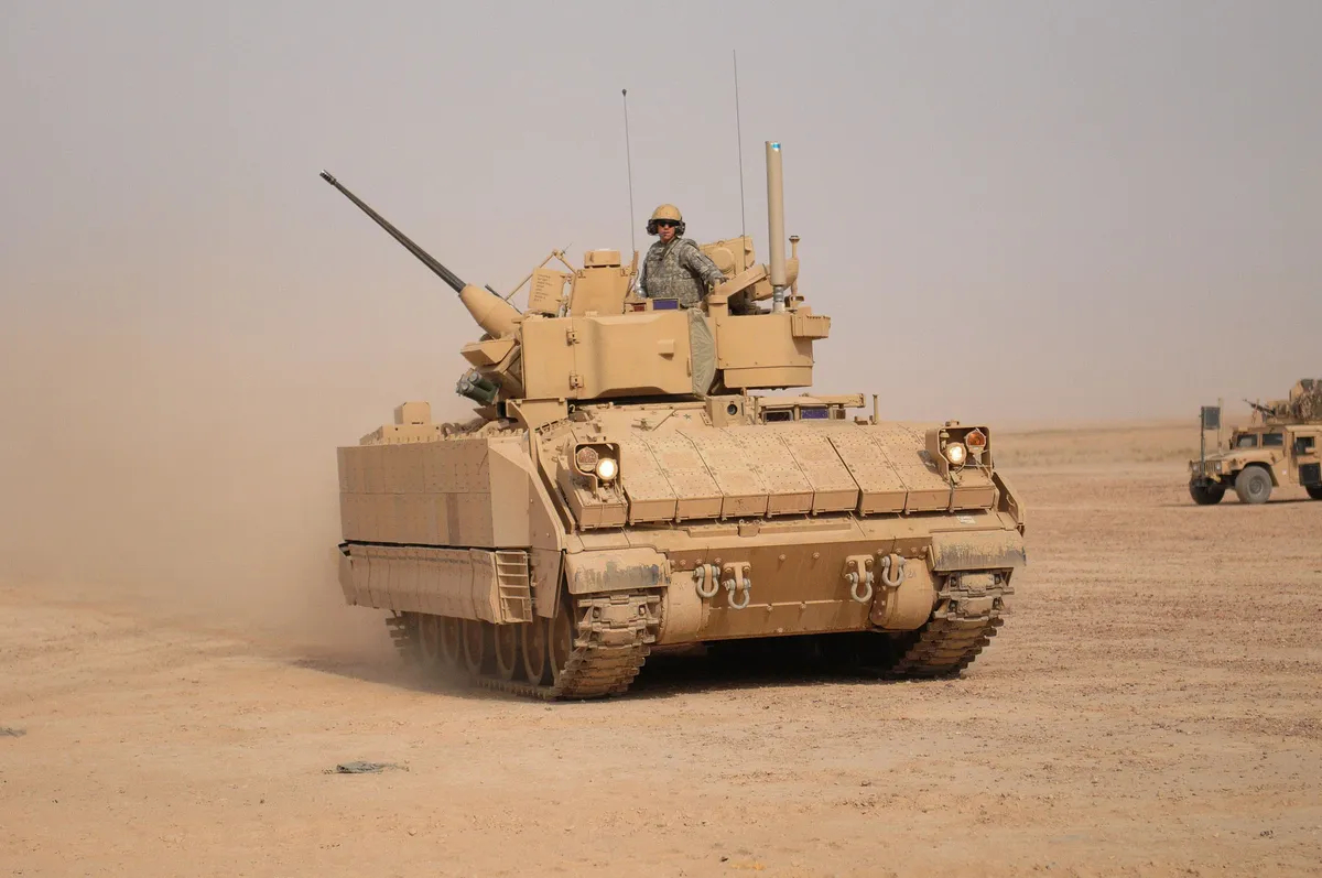 M2A3 Брэдли 1-й кавалерийской дивизии США с комплектом навесной динамической защиты, Ирак, 2011 год. Фото: Wikimedia Commoms , Sgt. Quentin Johnson , 2nd AAB PAO, 1st Cav. Div., USD N.