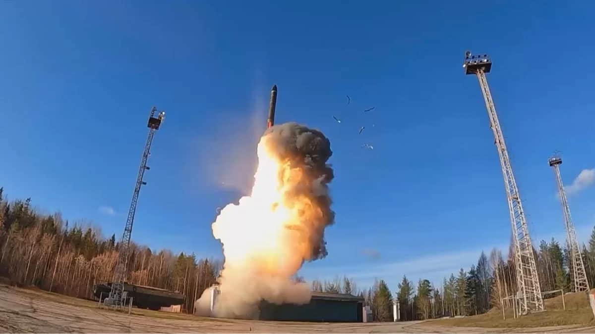 Запуск межконтинентальной баллистической ракеты «Ярс» с полигона в Плесецке в рамках учений ядерных сил России, 22 октября 2025 года. Скриншот из видео Минобороны РФ
