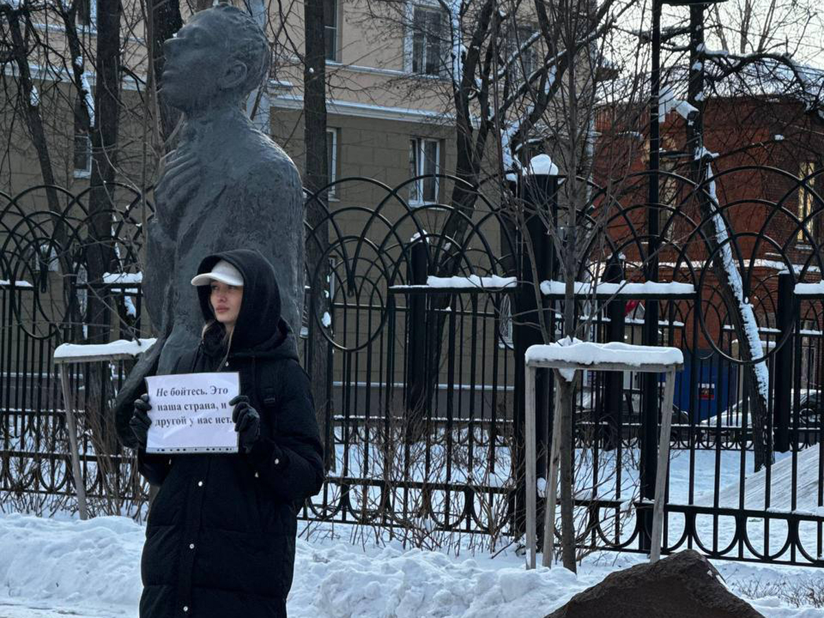 Евгения Каменева в пикете у памятника Осипу Мандельштаму. Воронеж. 16 февраля 2025 года. Фото из личного архива Евгении Каменевой / проект «Ветер»