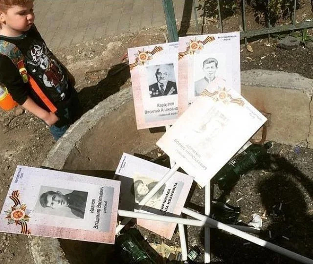 Выброшенные после шествия портреты ветеранов. Фото: соцсети