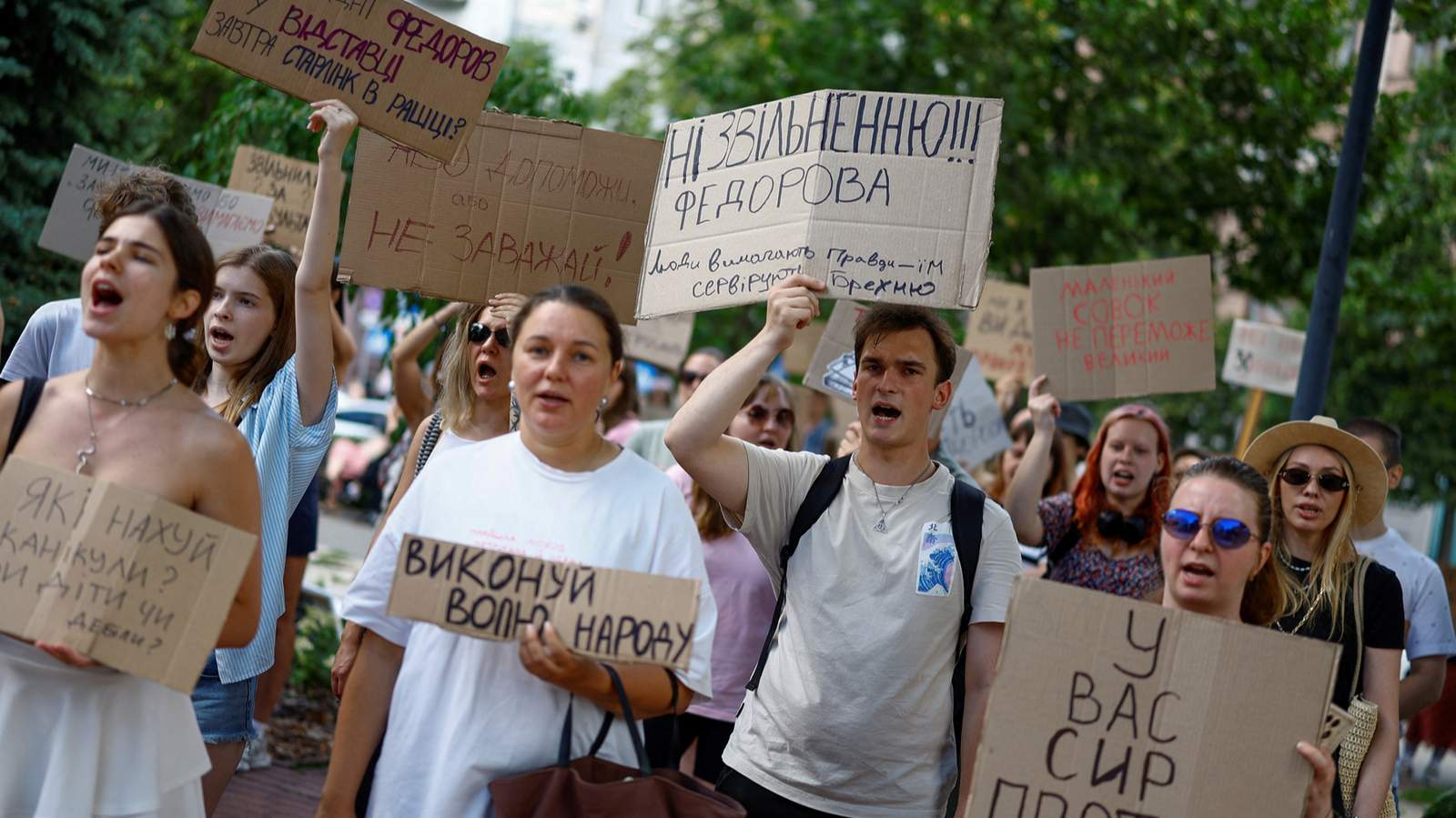 Участники акции протеста держат плакаты и скандируют лозунги против решения президента Украины Владимира Зеленского сменить Михаила Федорова на посту министра обороны и с требованием отставки главнокомандующего Вооруженными силами Украины Александра Сырского, Киев, Украина, 17 июля 2026 года. Фото: Valentyn Ogirenko / Reuters / Scanpix / LETA