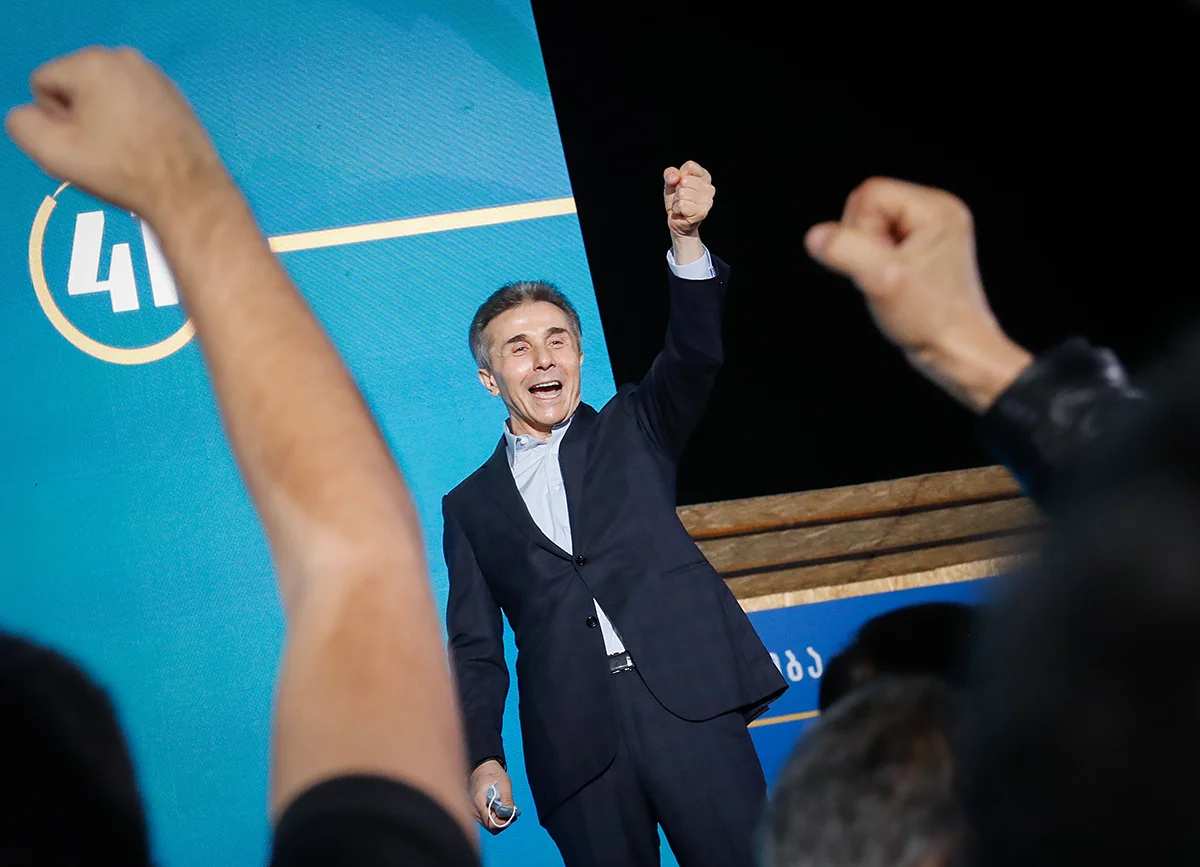 Лидер правящей партии «Грузинская мечта Бидзина Иванишвили празднует результаты экзит-поллов после завершения парламентских выборов, Тбилиси, Грузия, 31 октября 2020 года. Фото: Zurab Kurtsikidze / EPA-EFE