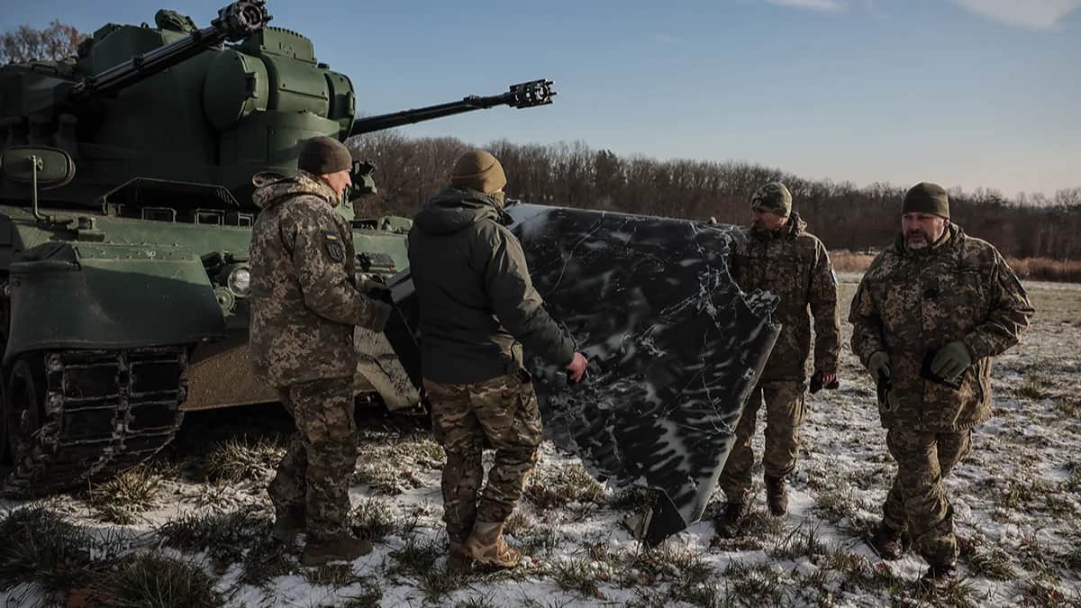Украинские военнослужащие зенитного подразделения собирают обломки сбитого российского беспилотника "Шахед-136", недалеко от Киева, Украина, 30 ноября 2023 года. Фото: Олег Петрасюк / EPA-EFE