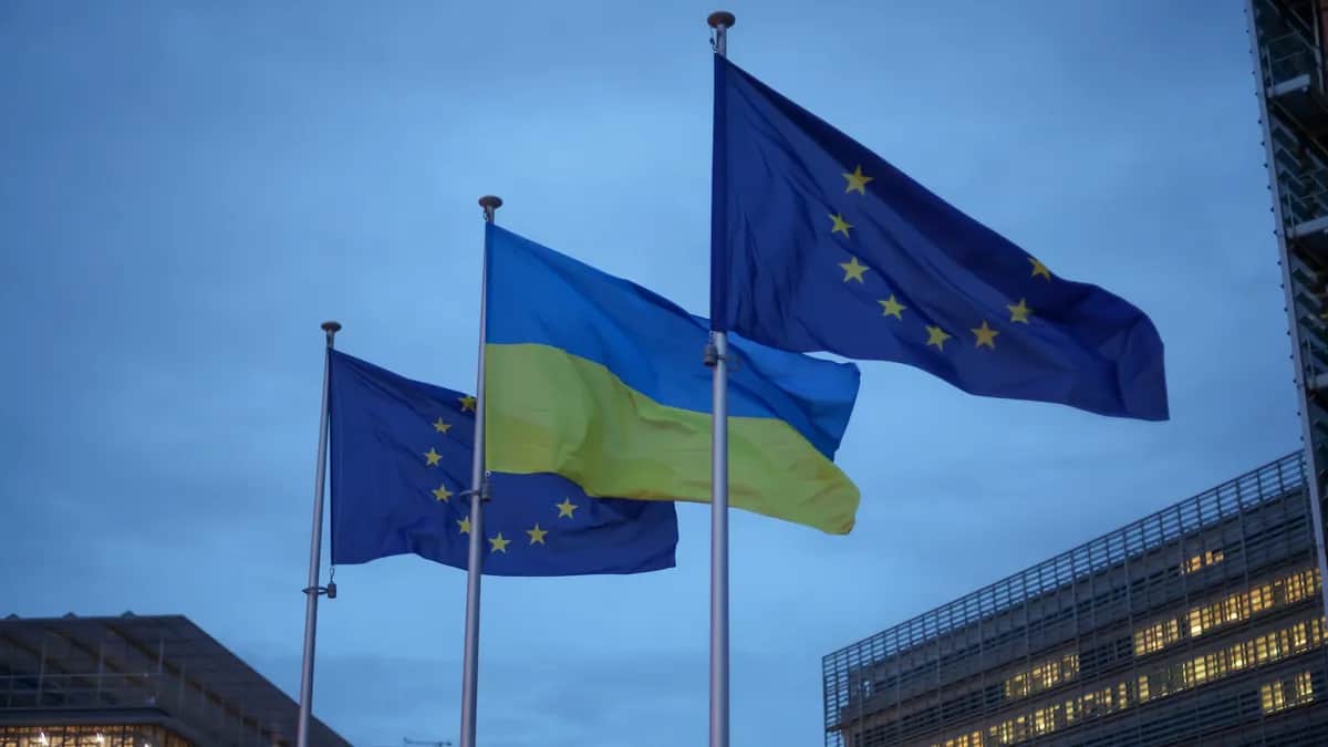 The EU and Ukrainian flags fly outside the European Union’s headquarters in Brussels, Belgium, 24 February 2025. Photo: EPA / Olivier Hoslet
