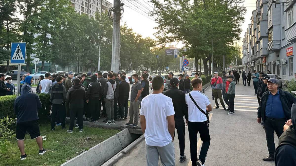 Оставшиеся после ночного протеста в Бишкеке утром 18 мая. Фото: seychas_kg / Telegram