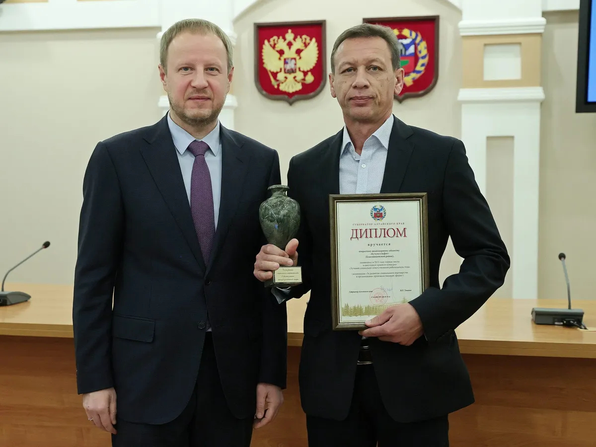 Василий Гамаюнов (справа). Фото: Антон Федотов / пресс-служба Правительства Алтайского края / Кучуксульфат