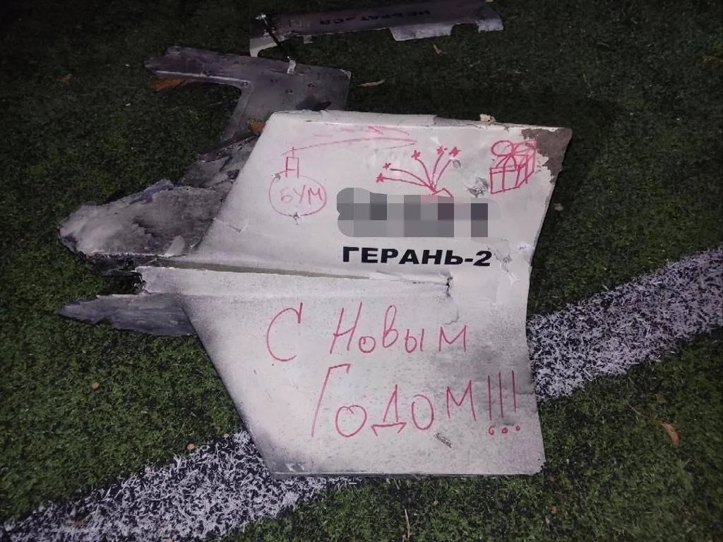 Фото обломком одного из сбитых ночью «Шахедов», которое опубликовал начальник ГУНП в Киевской области Андрей Небитов