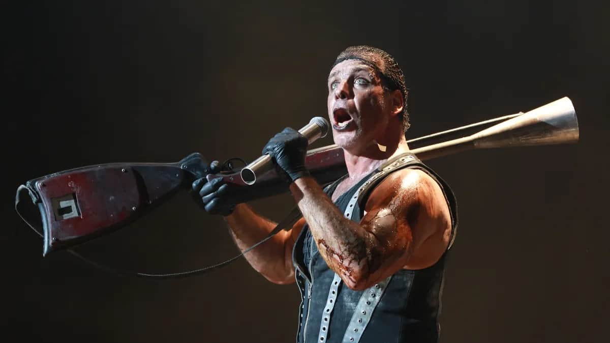 Солист группы Rammstein Тилль Линдеманн во время концерта. Фото: Rene Johnston / Toronto Star via Getty Images