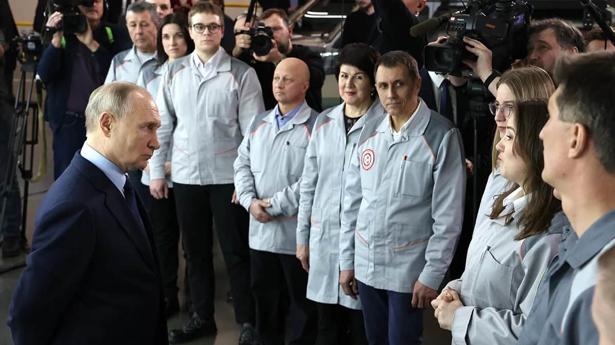 Владимир Путин во время посещения автомобильного завода «АвтоВАЗ» в Тольятти, Самарская область, Россия, 28 января 2025 года. Фото: Вячеслав Прокофьев / EPA