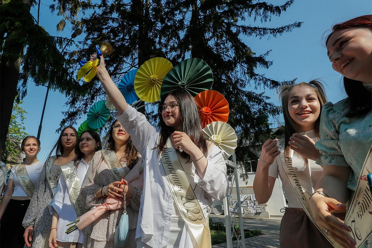 High school graduates during the last day of school in Bucha, May 2023. Photo: Sergey Dolzhenko / EPA-EFE