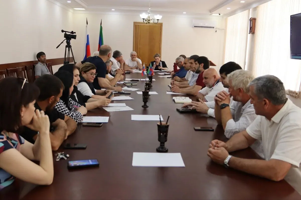 Глава города Исламудин Нургудаев проводит совещание после массового отравления, 10 июня 2024 года. Фото: Администрация Буйнакска / Telegram