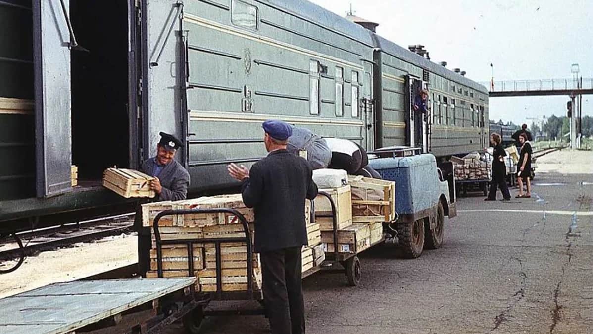 Почтовый поезд, Псков, 1976 год. Фото: Ильмар Адамсон / pastvu.com