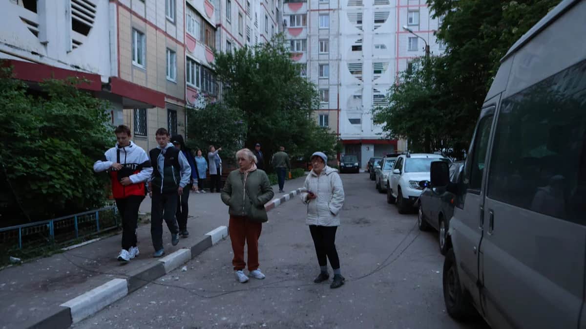 Жители Белгорода во дворе жилого дома после одного из обстрелов, 11 мая 2024 года. Фото: AFP / Scanpix / LETA