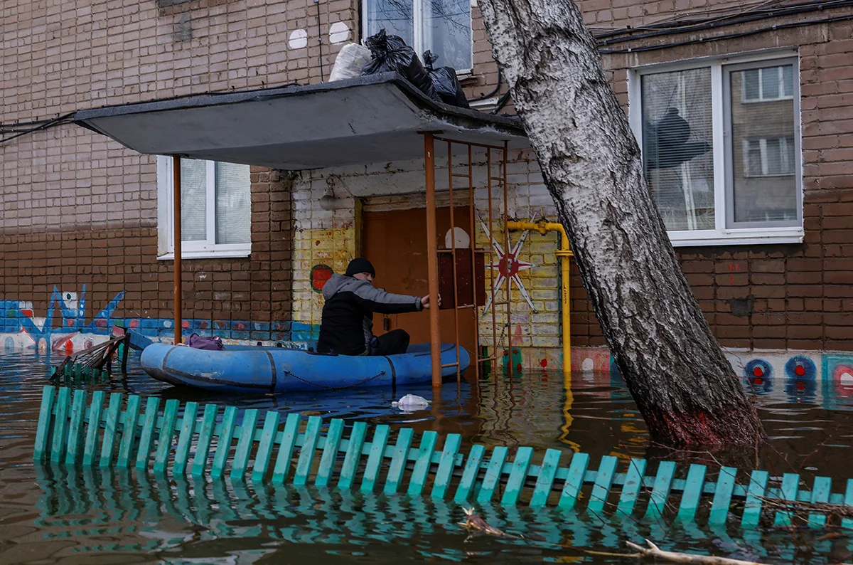 Мужчина в надувной лодке в затопленном жилом районе в Орске, 13 апреля 2024 года. Фото: Максим Шеметов / REUTERS / Scanpix / LETA