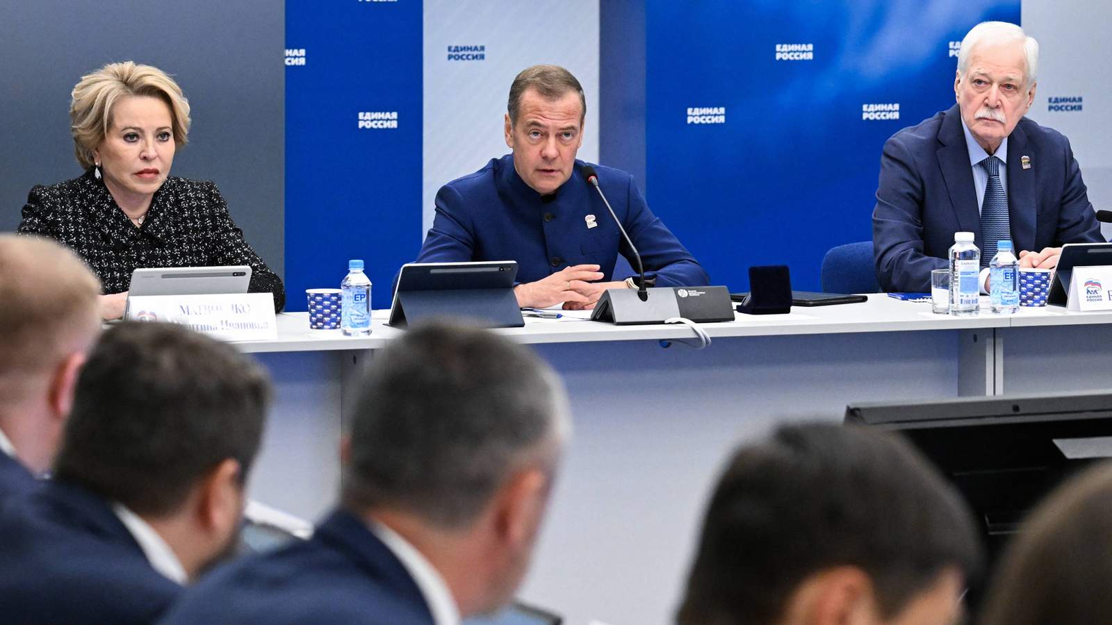 Председатель Совета Федерации Валентина Матвиенко, председатель партии «Единая Россия» Дмитрий Медведев, председатель Высшего совета партии «Единая Россия» Борис Грызлов (слева направо), на совместном заседании бюро высшего совета и президиума генерального совета партии «Единая Россия» в Москве, 1 июня 2026 года. Фото: Максим Блинов / Спутник / Imago Images / Scanpix / LETA