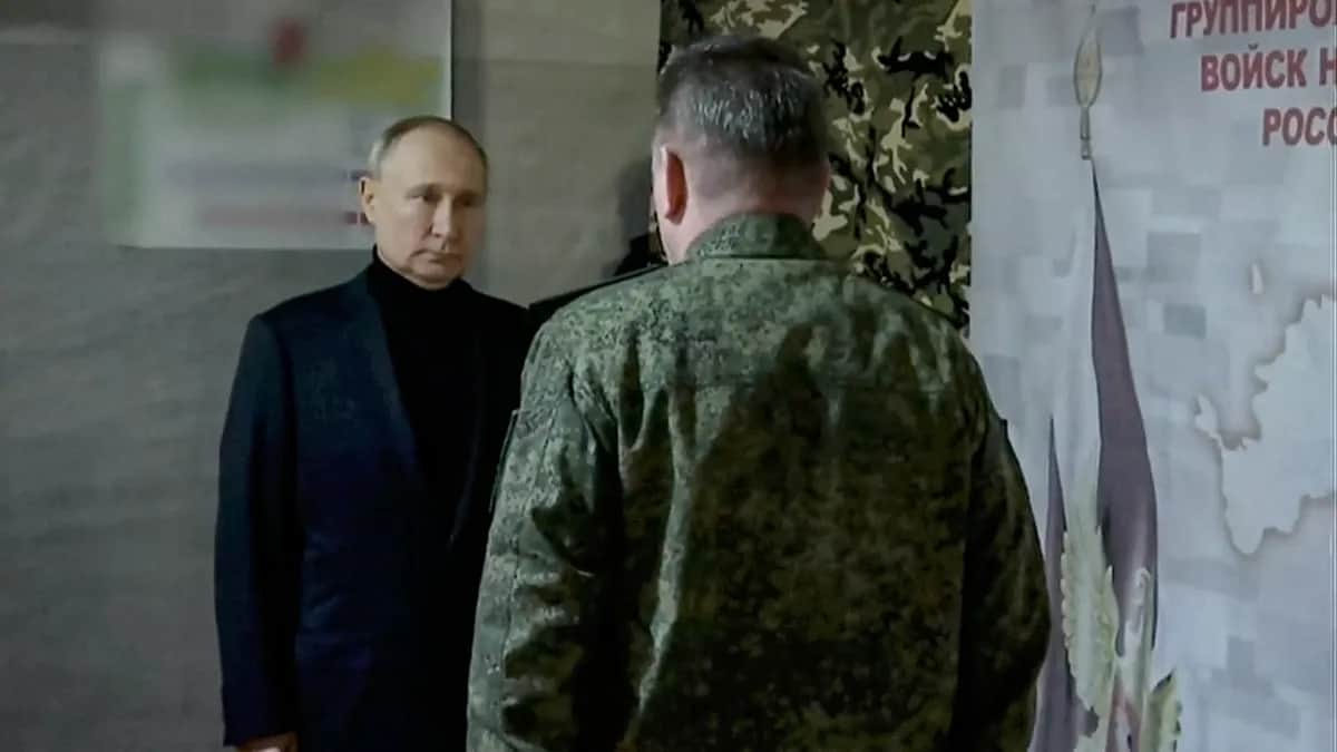 Владимир Путин в штабе Национальной гвардии «Восток» в ЛНР, 18 апреля 2023 года. Фото: EPA-EFE/KREMLIN.RU