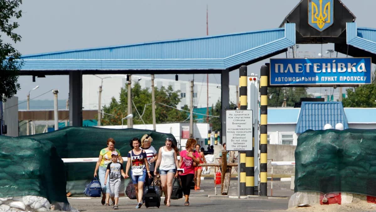 Люди пересекают российско-украинскую границу в пункте пропуска Плетеневка в Харьковской области, 13 августа 2014 года. Фото: Валентин Огиренко / Reuters / Scanpix / LETA
