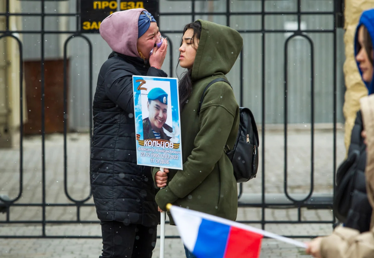 Женщины плачут, держа в руках портрет военнослужащего, погибшего в Украине, Улан-Удэ, 9 мая 2022 года. Фото: AP Photo / Scanpix / LETA