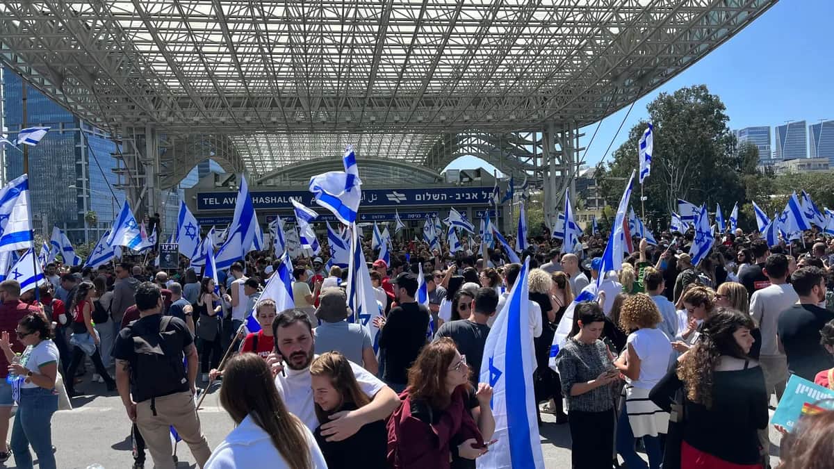 Протестующие у станции Тель-Авив Ха-Шалом. Фото: Софья Каневская, специально для «Новой газеты Европа»
