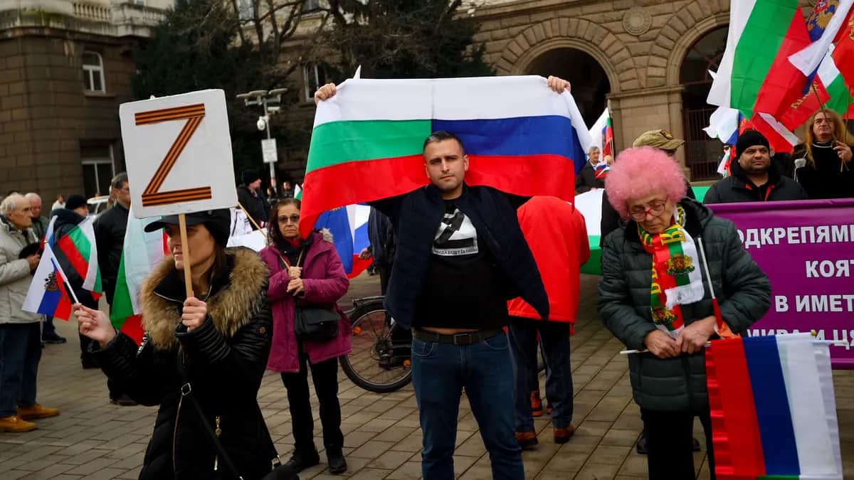 Демонстрант держит российский и болгарский флаги во время пророссийского митинга в Софии, Болгария, 10 декабря 2022 года. В митинге приняли участие сто пророссийских сторонников. Фото: Vassil Donev / EPA-EFE