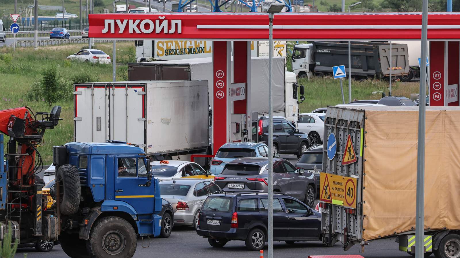 Vehicles in line at a Lukoil petrol station in Moscow, 24 June 2026. Photo: EPA / SERGEI ILNITSKY