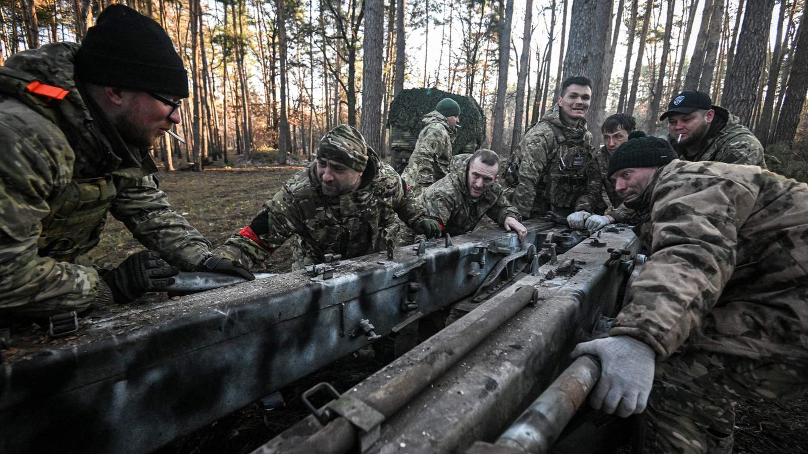 Военнослужащие армянского батальона ВС РФ подготавливают гаубицу к стрельбе по позициям ВСУ в ходе боев в Курской области. 30 марта 2025 года. Фото: Сергей Бобылев / Спутник / Profimedia