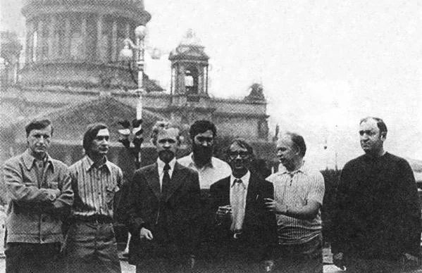 Группа членов ВСХСОН после освобождения из тюрем и концлагерей у Исаакиевского собора в Санкт-Петербурге (Ленинграде), 1976 год. Слева направо: Леонид Бородин, Анатолий Сударев, Александр Миклашевич, Евгений Вагин, Вячеслав Платонов, Юрий Бузин, Георгий Бочеваров.