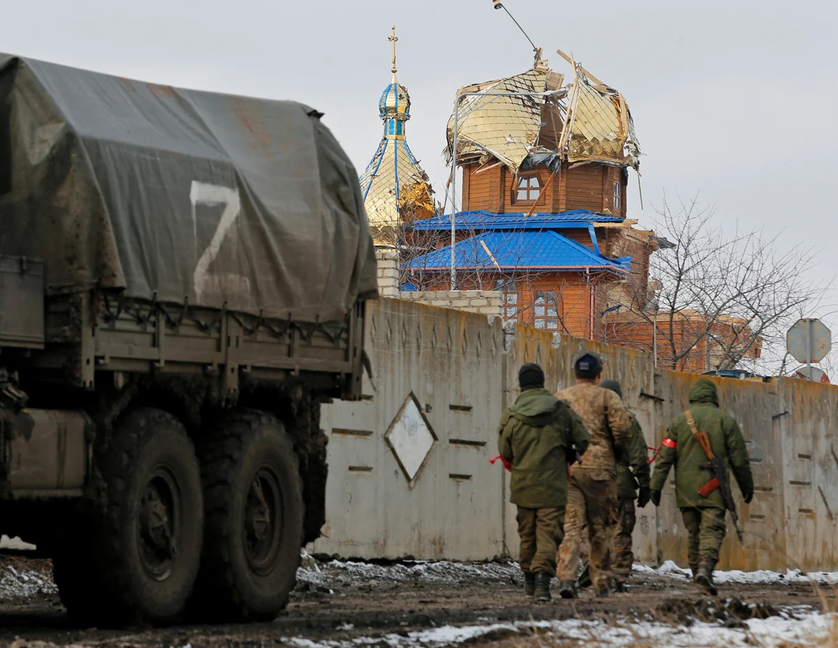Военные на фоне разрушенной церкви в Волновахе, Донецкая область, Украина, 11 марта 2022 года. Фото: Александр Ермоченко / Reuters / Scanpix / LETA