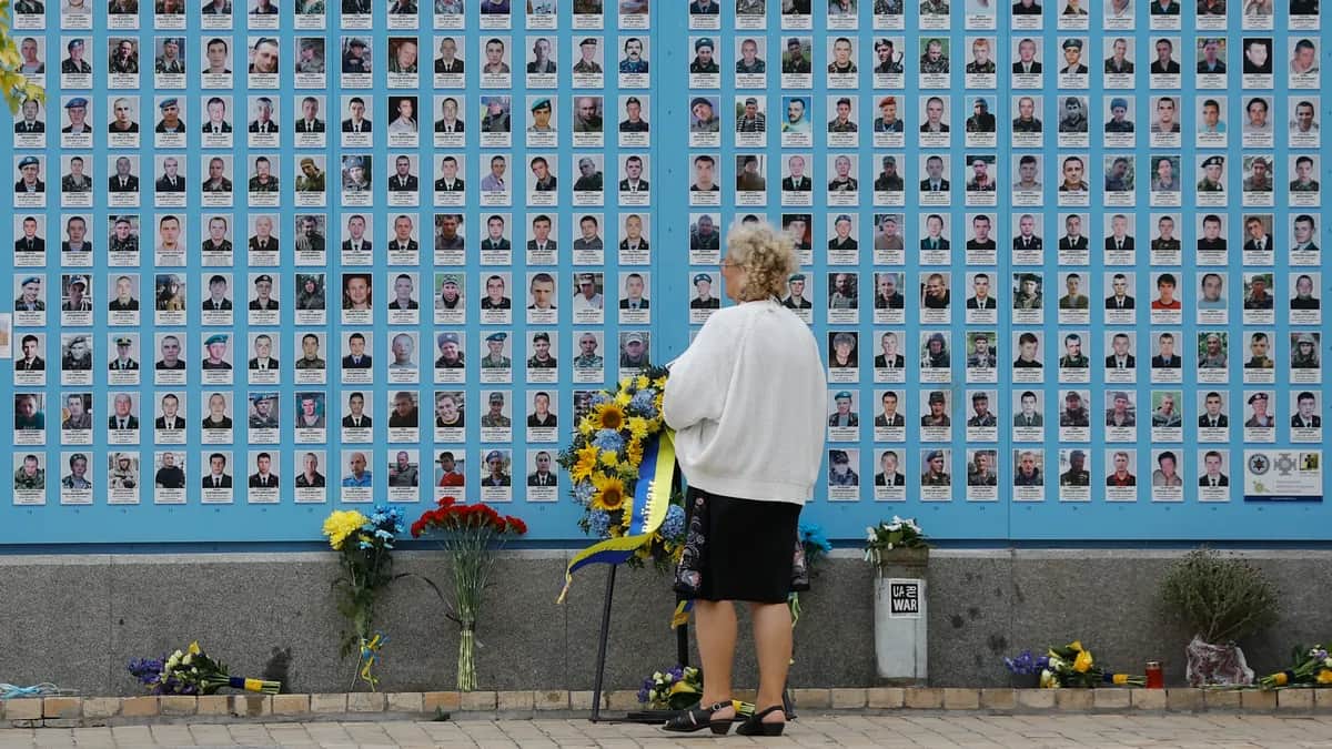 A woman looks on the Memory wall of fallen defenders of Ukraine in Russian-Ukrainian war in downtown Kyiv, Ukraine, 01 October 2023. Photo: EPA-EFE/SERGEY DOLZHENKO