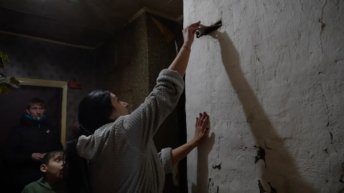 Oksana with her younger son at the stove. A shot from the film “Firewood for the mobilised”