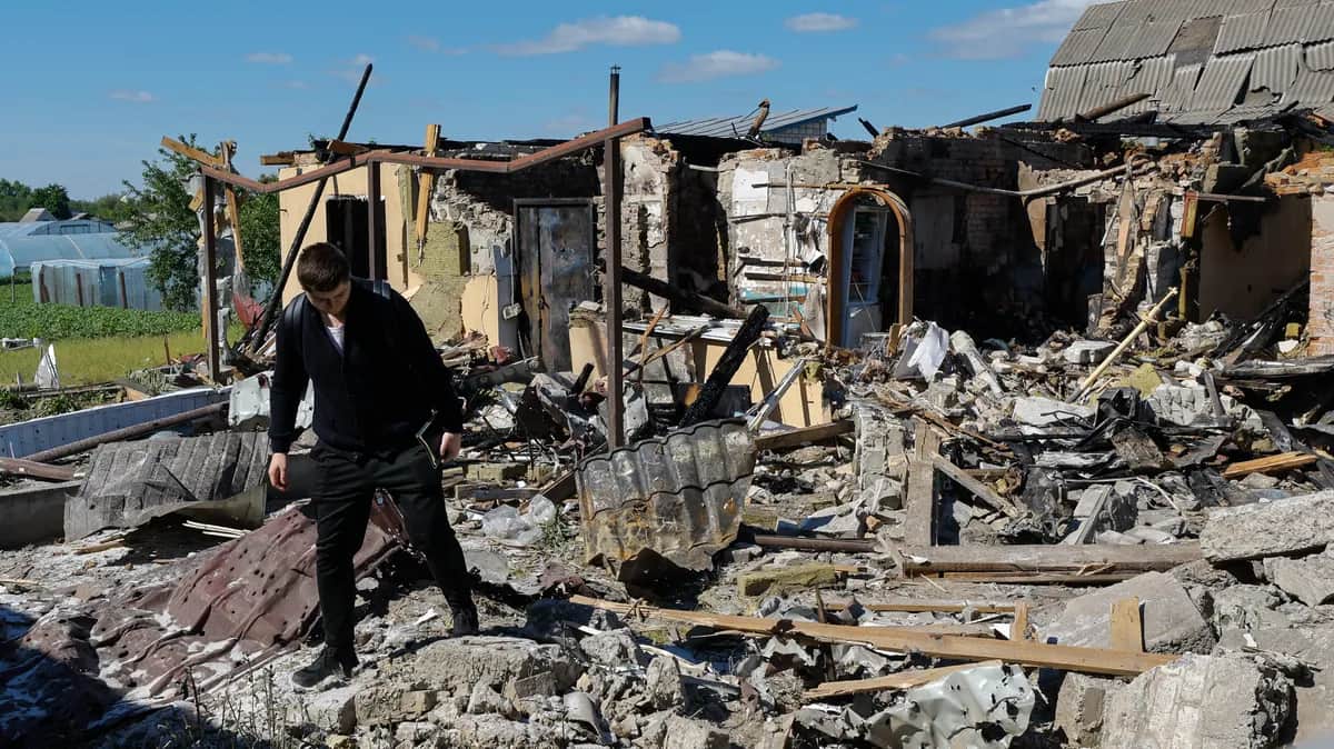People survey the destruction after a Russian missile and drone attack near Kyiv, 8 May 2024. Photo: SERGEY DOLZHENKO
