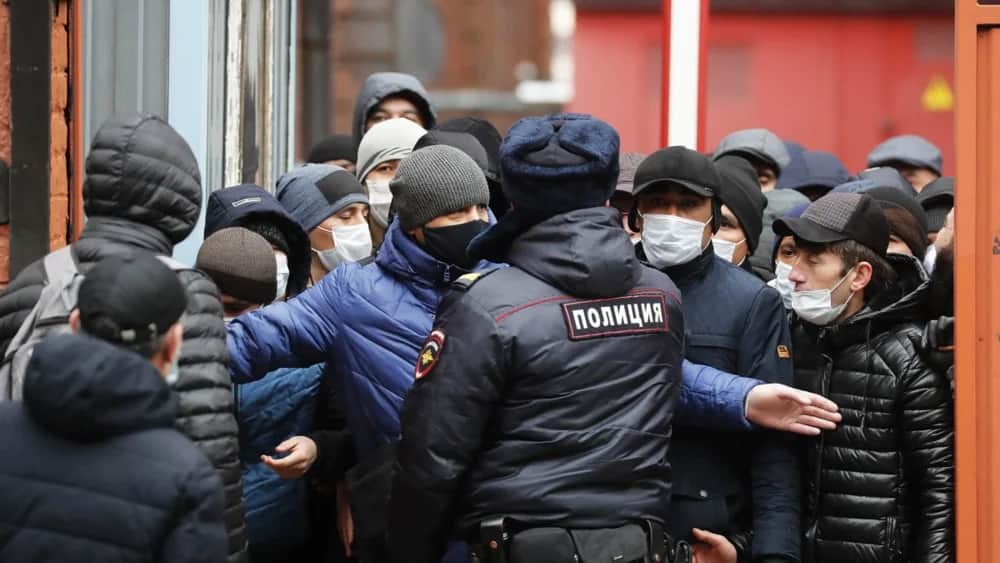 Migrants wearing protective face masks queue outside a migration control centre to prolong their stay in Russia amid the ongoing coronavirus COVID-19 pandemic in St. Petersburg, Russia, 03 April 2020. Photo: EPA-EFE/ANATOLY MALTSEV