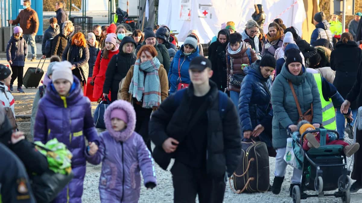 Беженцы пересекают границу из Украины в Польшу, 17 марта 2022 года. Фото: Fabrizio Bensch / Reuters / Scanpix / LETA