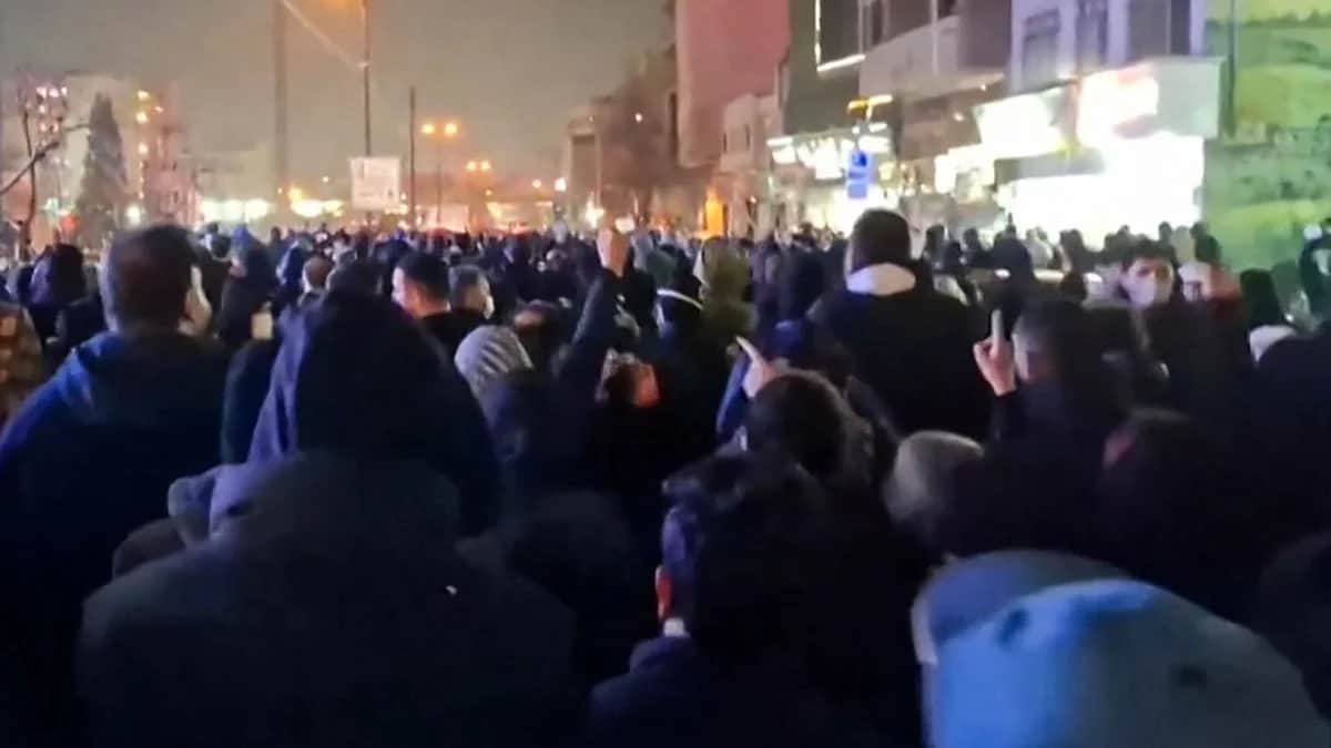 Демонстранты в Тегеране. Скриншот из видео: AFP / Scanpix / LETA