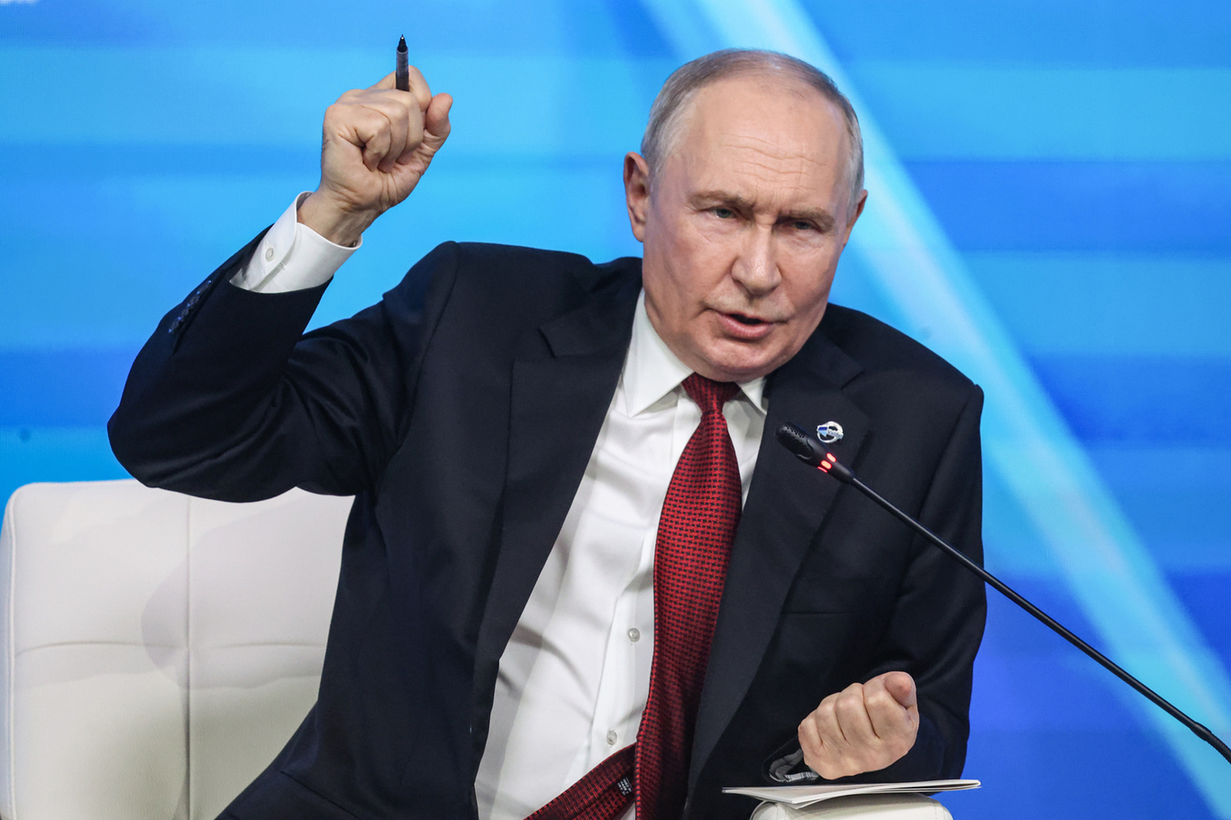 Владимир Путин на заседании дискуссионного клуба «Валдай». Москва. 1 октября 2026 года. Фото: Максим Шипенков / EPA