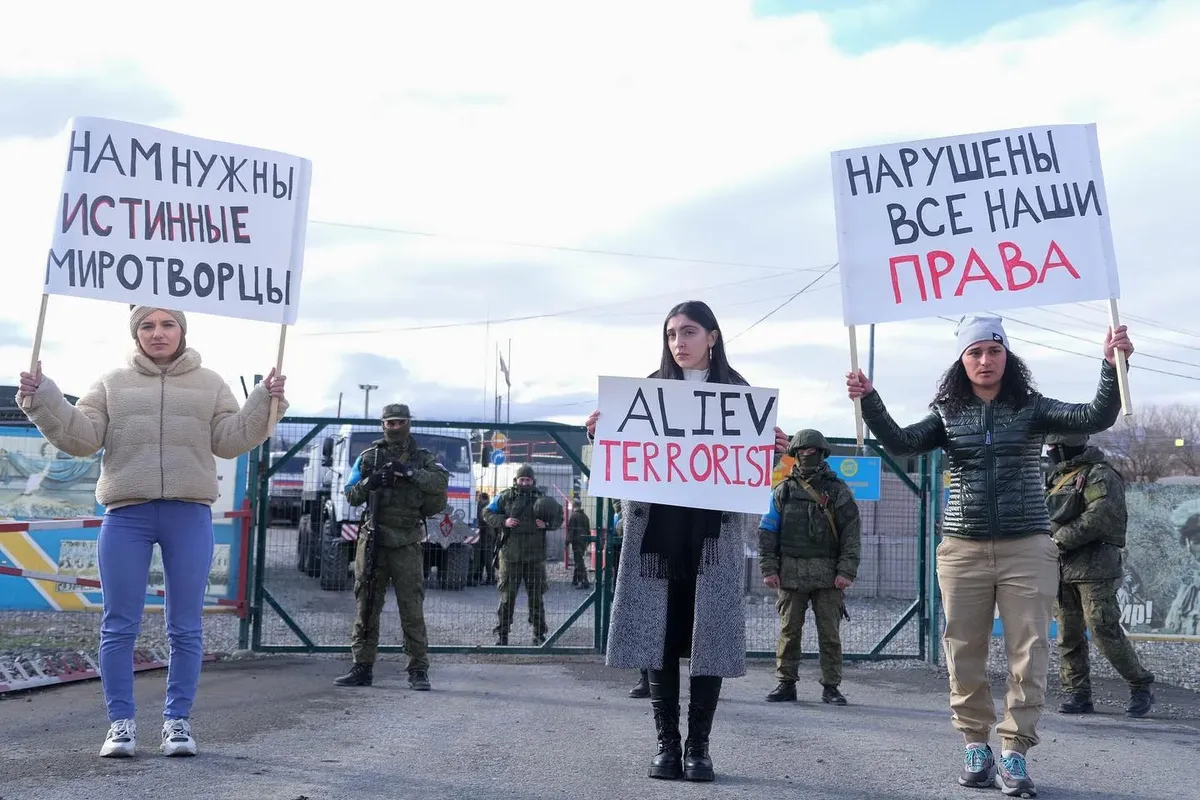 Акция протеста жителей Карабаха в Лачинском корридоре. Фото: Ani Balayan