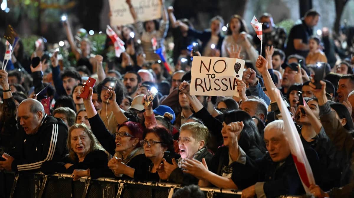 Протестующие против законопроекта об «иностранном влиянии» у здания парламента в Тбилиси, 16 апреля 2024 года. Фото: Vano Shlamov / AFP / Scanpix / LETA