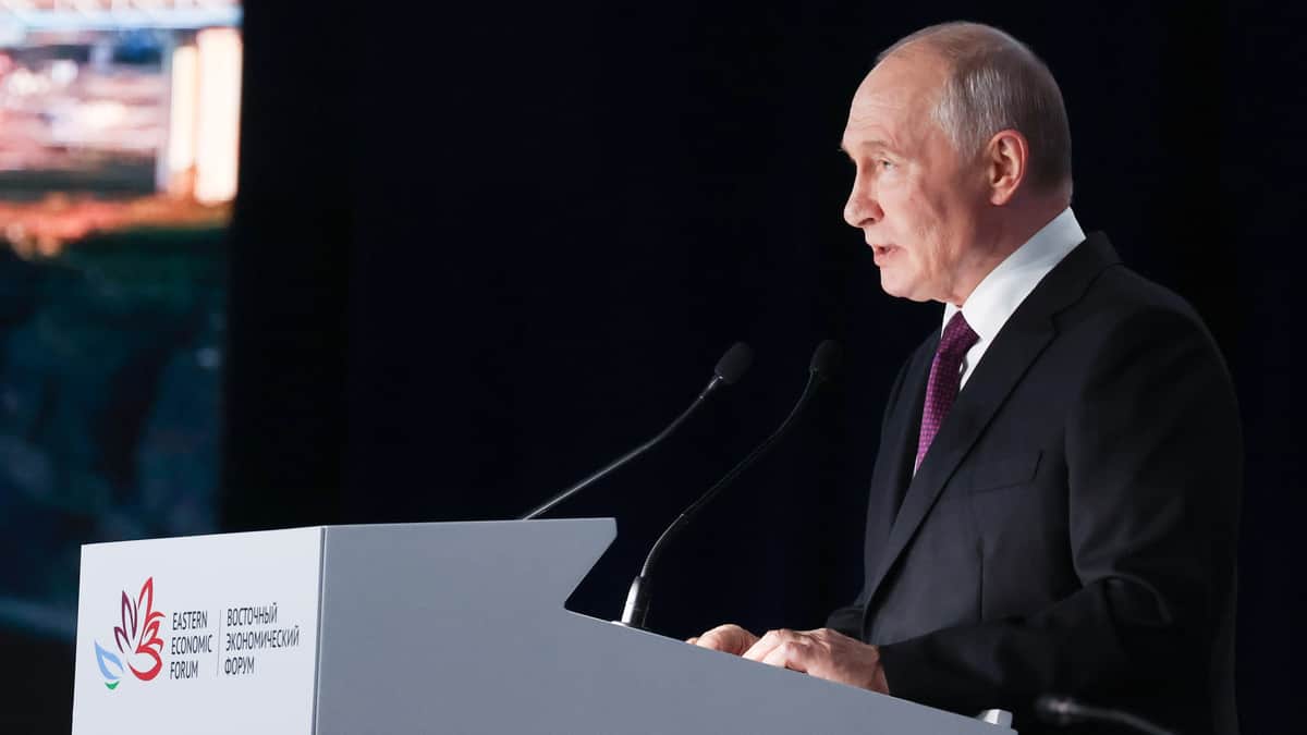 Путин выступил на пленарной сессии ВЭФ. Он рассказал о планах по тестированию дронов на Дальнем Востоке и отверг сообщения о мобилизации