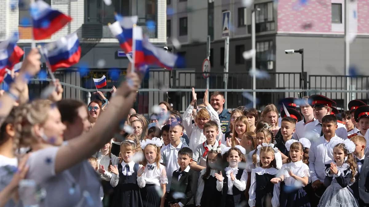 First-graders attend a ceremony marking the start of the school year in Moscow, Russia, 1 September 2025. Photo: EPA/MAXIM SHIPENKOV