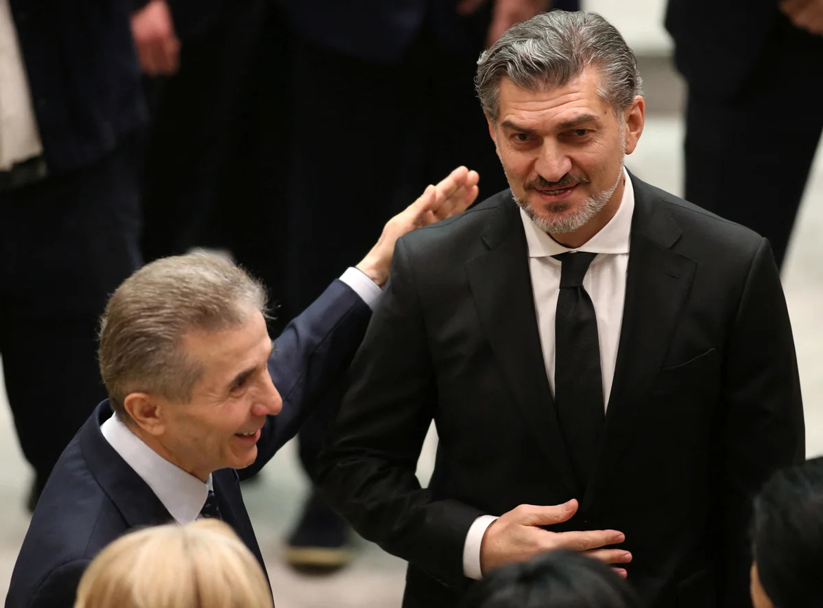 Бидзина Иванишвили разговаривает с Михаилом Кавелавшили, перед церемонией принесения президентской присяги в парламенте, Тбилиси, 29 декабря 2024 года. Фото: Irakli Gedenidze / Reuters / Scanpix / LETA