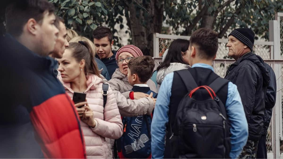 Женщина обнимает мальчика рядом с местом стрельбы в школе №88 в Ижевске, 26 сентября 2022 года. Фото: Мария Бакланова / Коммерсантъ / AFP / Scanpix / LETA