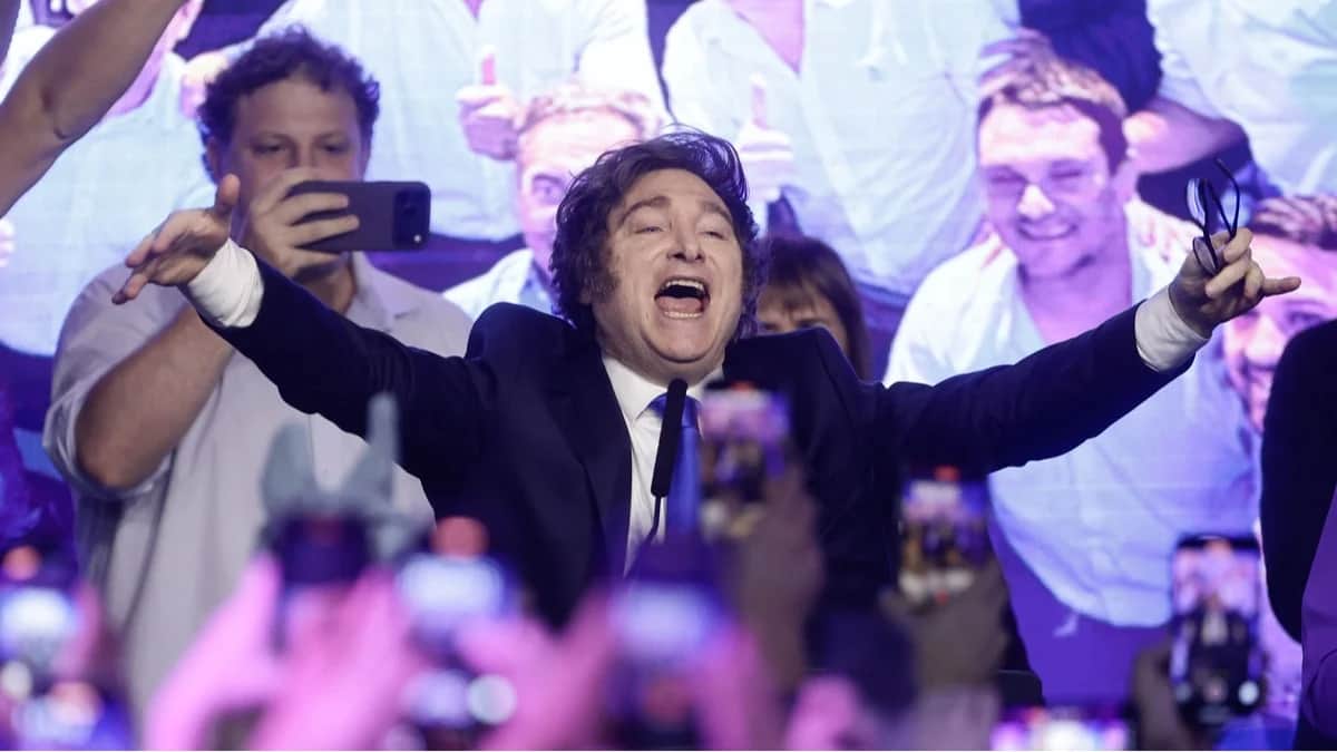 Президент Аргентины Хавьер Милей празднует победу после объявления результатов парламентских выборов, Буэнос-Айрес, Аргентина, 26 октября 2025 года. Фото: Juan Ignacio Roncoroni / EPA