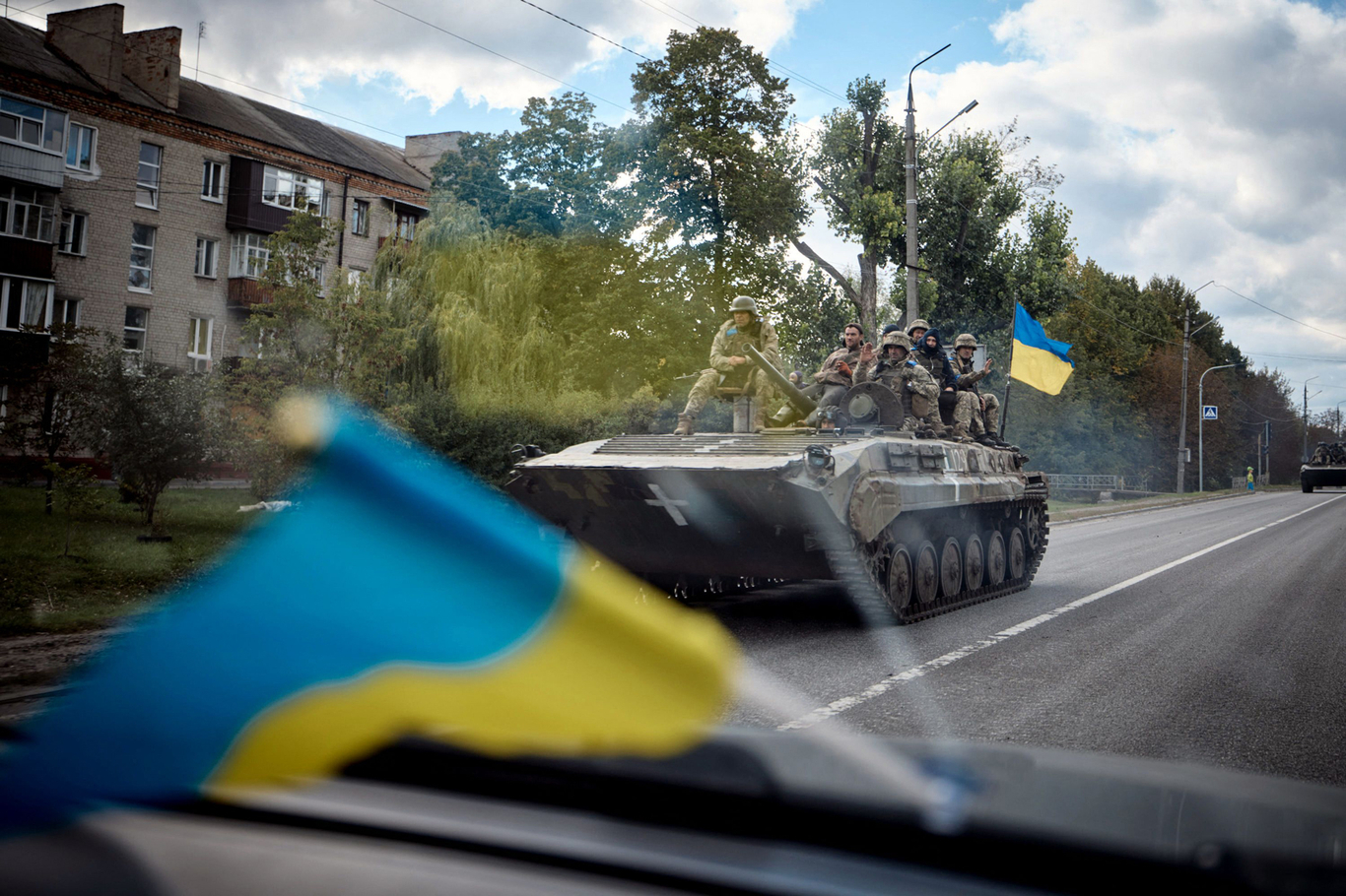 Украинские военнослужащие на улице Купянска. 19 сентября 2022 года. Фото: Офис Президента Украины / AFP / Scanpix / LETA