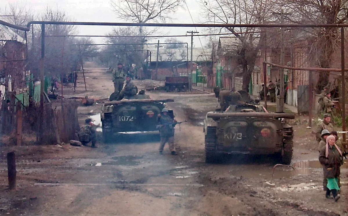 Russian federal troops enter the Chechen village of Samashki, 1999. Photo: EPA PHOTO / STR